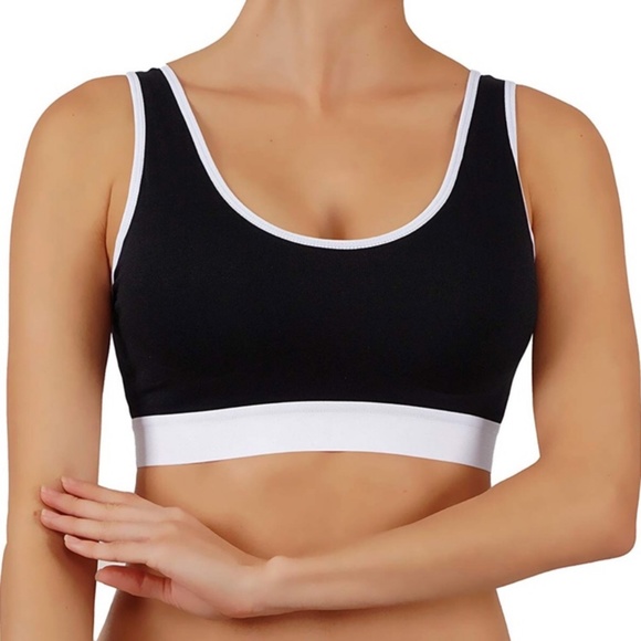 Criss Cross Back Detail Sports Bra in black - Picture 2 of 2